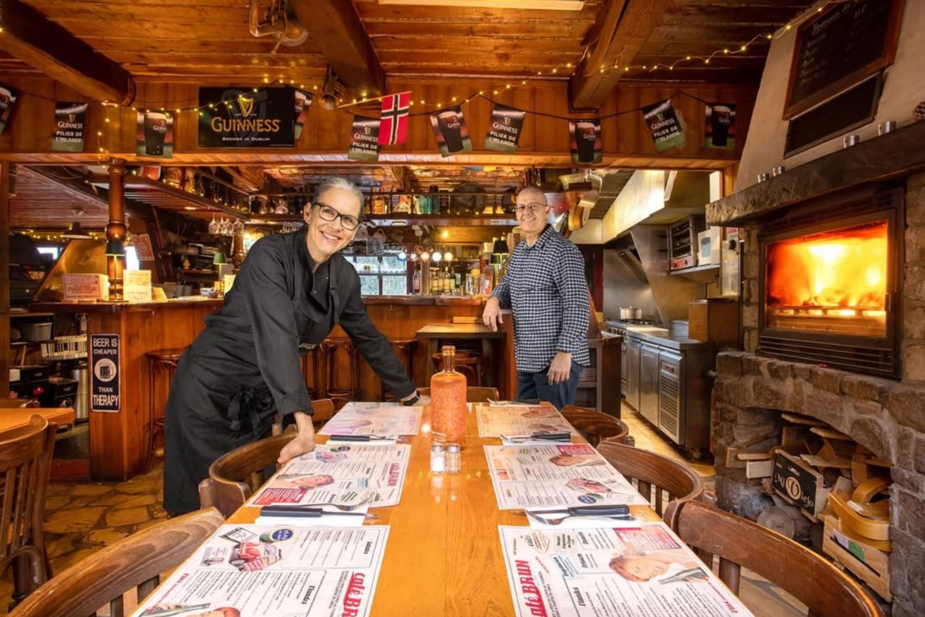 Café Brun — intérieur du pub, feu de bois et propriétaires